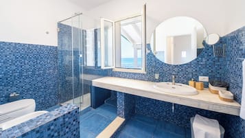 Douche, serviettes fournies, shampoing