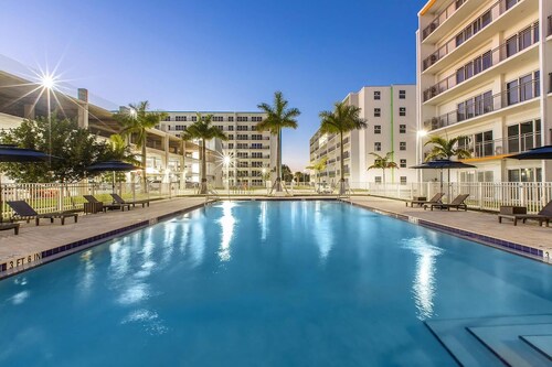Landing Beautiful 2bd, Gym, Pool