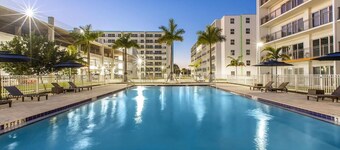 Landing Beautiful 2bd, Gym, Pool