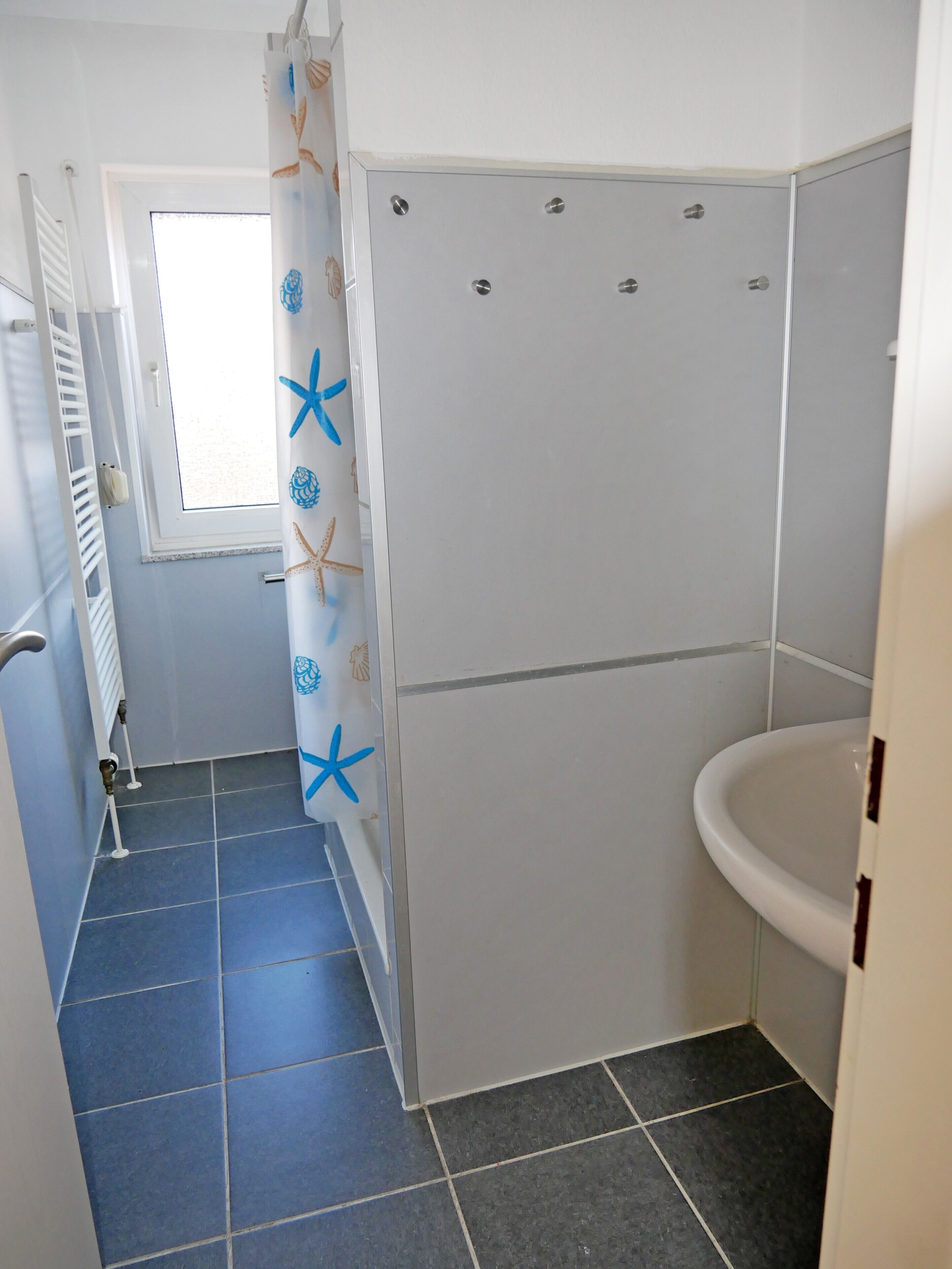 Douche, séchoir à cheveux, serviettes fournies