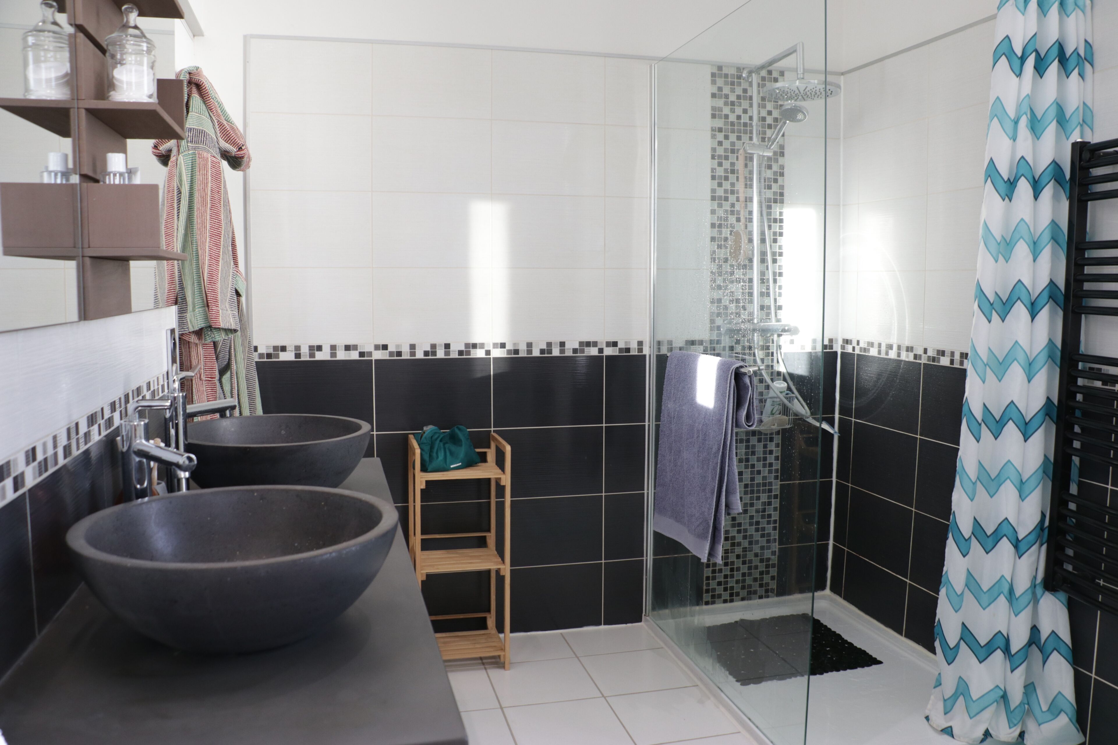 Douche, sèche-cheveux, serviettes fournies, savon