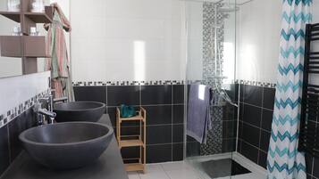 Douche, sĂšche-cheveux, serviettes fournies, savon