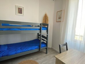 3 slaapkamers, een strijkplank/strijkijzer, wifi, beddengoed