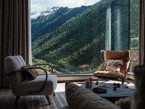 Suite Premier, vista a la montaña | Decoración personalizada y espacio para trabajar con laptop 