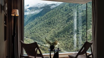 Suite Premier, vistas a la montaña | Decoración individual y espacio para trabajar con un portátil
