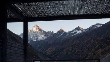 Premier Suite, Mountain View | Individually decorated, laptop workspace, free WiFi, bed sheets