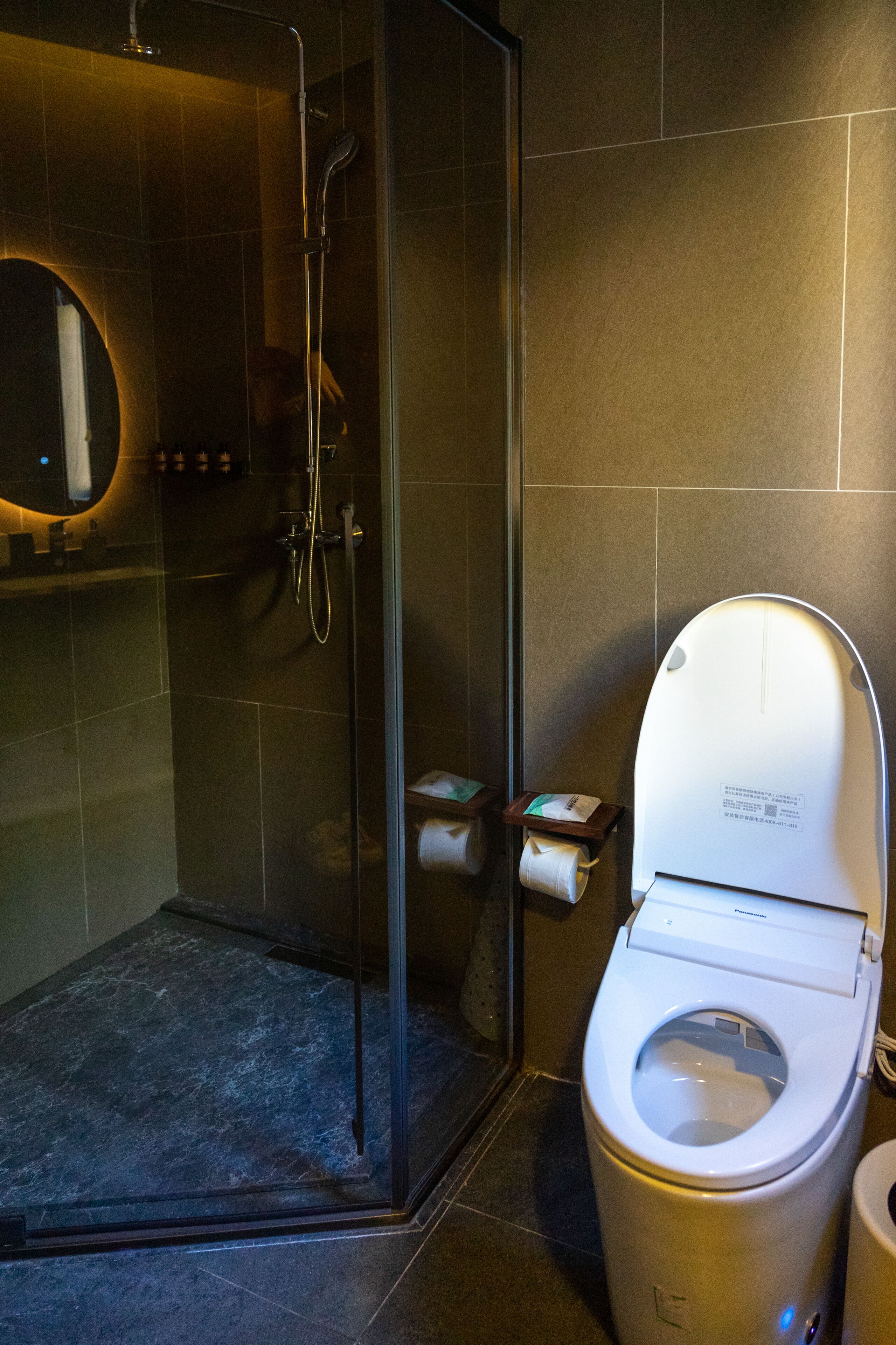 Douche à « effet pluie », articles de toilette gratuits, sèche-cheveux