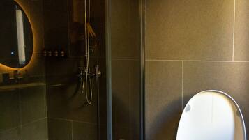 Douche à « effet pluie », articles de toilette gratuits, sÚche-cheveux
