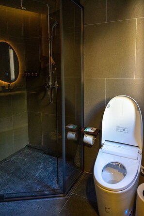 Regadera tipo lluvia, amenidades de baño gratuitas, secadora de cabello 