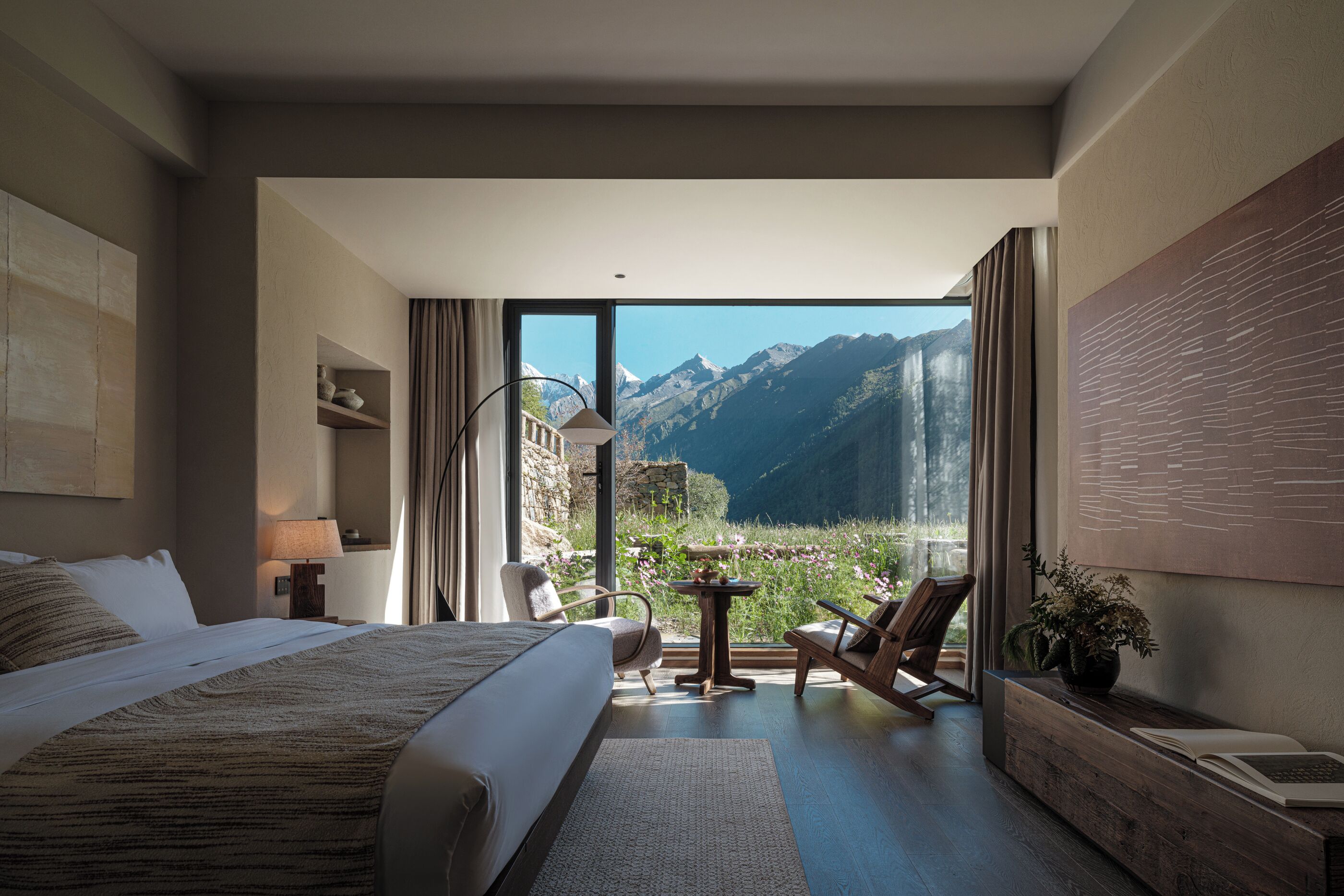 Luxury Double Room, Mountain View | Individually decorated, laptop workspace, free WiFi, bed sheets