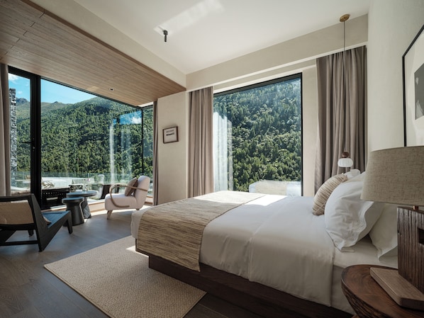 Suite de lujo, vista a la montaña | Decoración personalizada y espacio para trabajar con laptop 