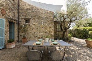 Outdoor dining - Villa Elmo (Umbria)