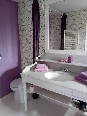 Bathroom - Vrbo Property (Ryes)