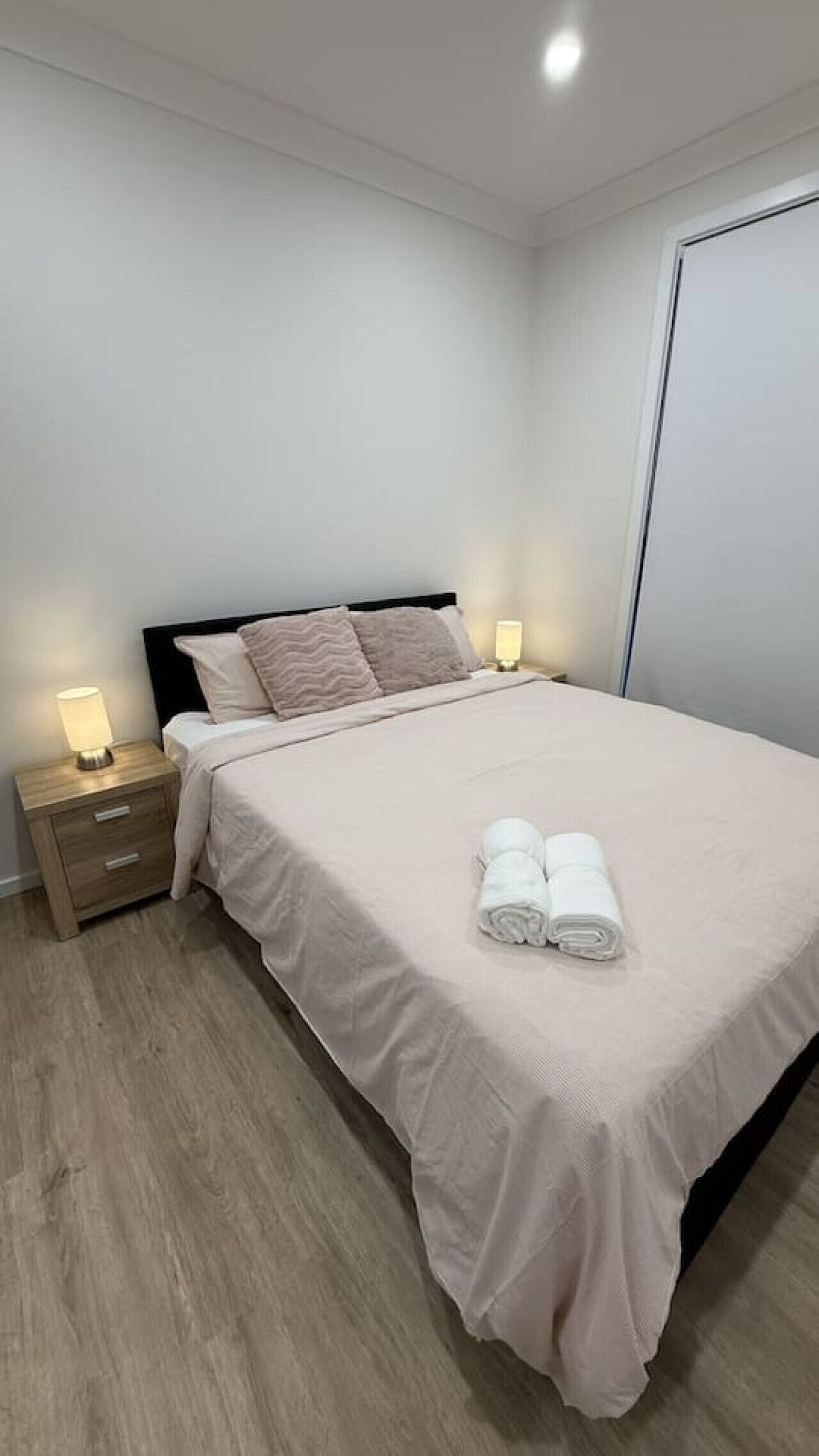 Een bureau, een strijkplank/strijkijzer, wifi, beddengoed