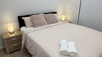 Desk, iron/ironing board, WiFi, bed sheets