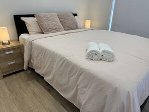 Escritorio, tabla de planchar con plancha, wifi y ropa de cama 