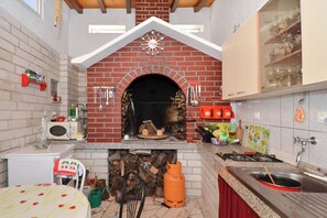 Private kitchen - Bocic 2 – Cozy 2-Bedroom Apartment Near the Beach (Okrug Gornji)