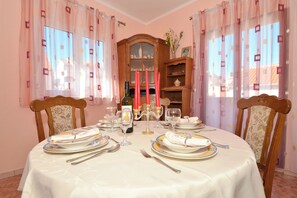 Dining - Bocic 2 – Cozy 2-Bedroom Apartment Near the Beach (Okrug Gornji)