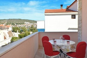Outdoor dining - Bocic 2 – Cozy 2-Bedroom Apartment Near the Beach (Okrug Gornji)