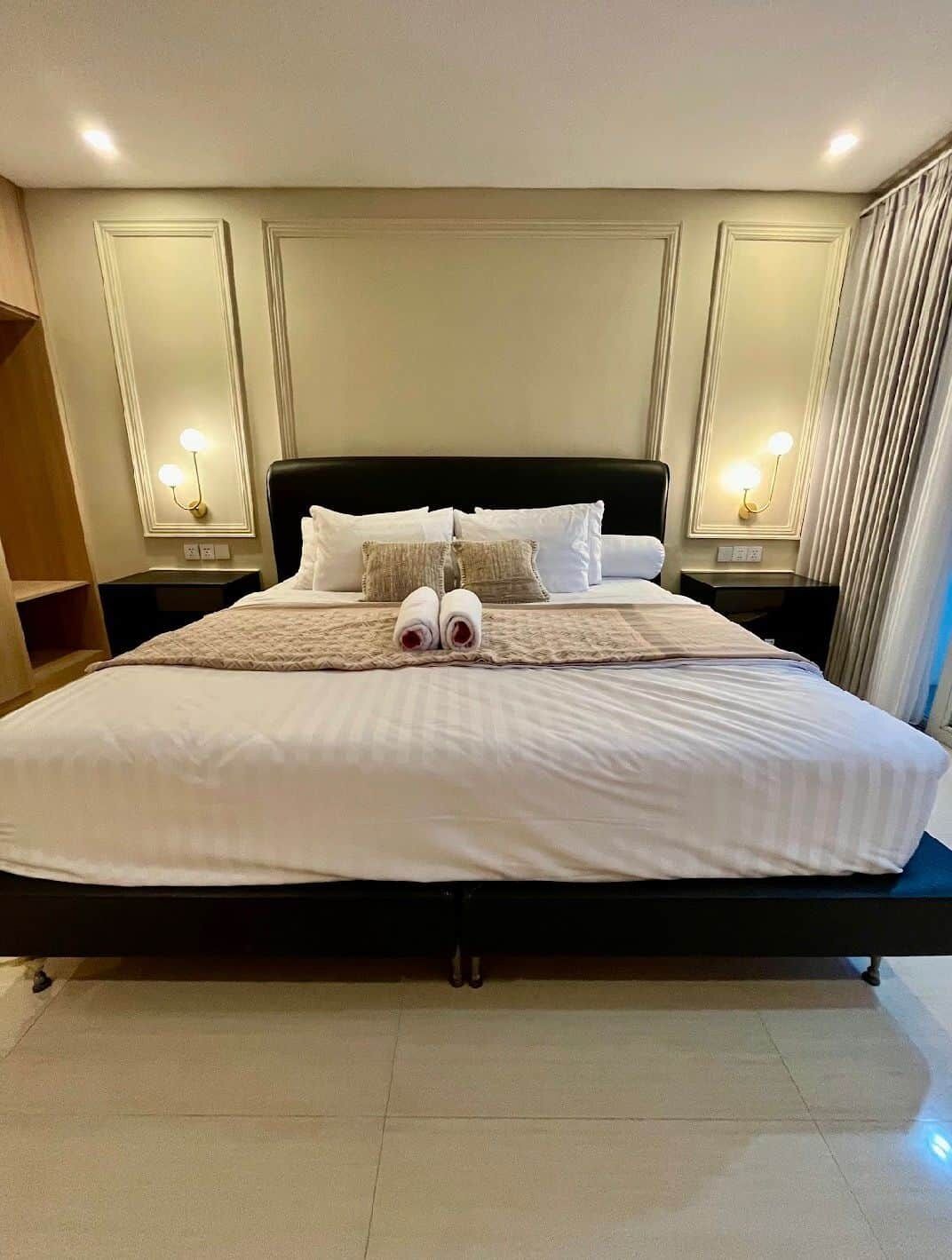 3 bedrooms, iron/ironing board, WiFi, bed sheets