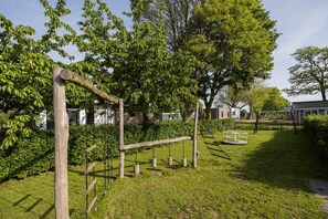 Un'area giochi con strutture in legno per arrampicata e altalene.