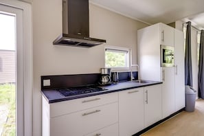 Coffee/tea maker, fridge, microwave, stovetop