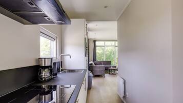 Coffee/tea maker, fridge, microwave, stovetop
