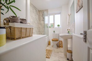Sèche-cheveux, serviettes fournies, savon, papier toilette