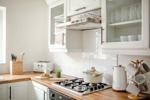 Fridge, microwave, oven, stovetop - Central Cactus Luxurious Home | Free Parking 10PPL (Sheffield)