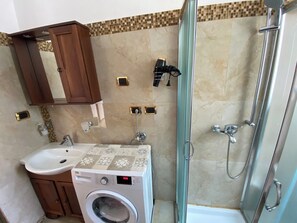Shower, hair dryer, towels - Apartment Sleeps 3 With Garden (Realmonte)