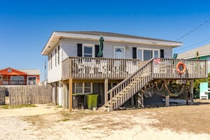 Exterior - Wynn's Way- 4BR, Dog Friendly, Ocean Views (Surf City)
