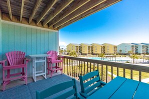Outdoor dining - Beach Life - Updated Condo Near the Beach to Enjoy Beach Life (Surf City)