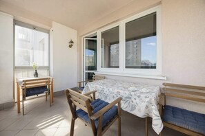 A dining area with a table, chairs, and a window. - Spacious Apartment with Balcony | Parking and 400 m to Metro (Warszawa)