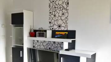 Appartamento, 2 camere da letto, balcone, vista città | Servizio della camera