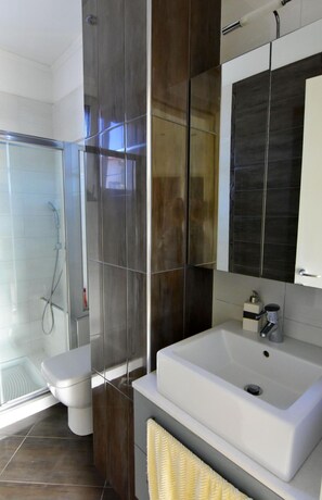 Departamento, 2 habitaciones, balcón, vista a la ciudad | Baño