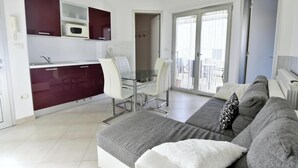 Un apartamento moderno con cocina, comedor y sala de estar.