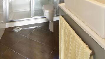Apartment, 2 Schlafzimmer, Balkon, Stadtblick | Badezimmer