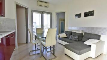Apartment, 2 Schlafzimmer, Balkon, Stadtblick | Wohnzimmer