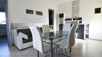 Apartment, 2 Schlafzimmer, Balkon, Stadtblick | Esszimmer