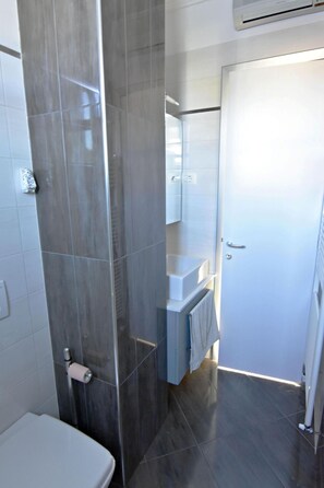 Departamento, 2 habitaciones, balcón, vista a la ciudad | Baño