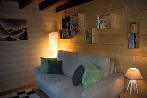 Fernseher, Kamin, Bücher
