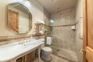 Dusche, Haartrockner, Handtücher