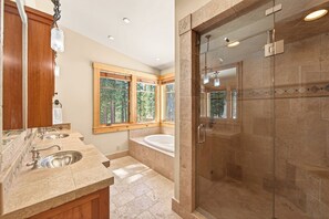 Dusche, Whirlpool, Haartrockner, Handtücher