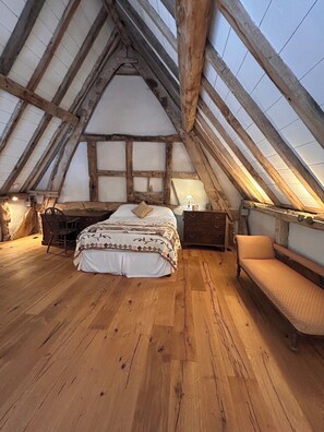 3 bedrooms, iron/ironing board, WiFi, bed sheets - Luxury historic barn near Ludlow (Oldwood)