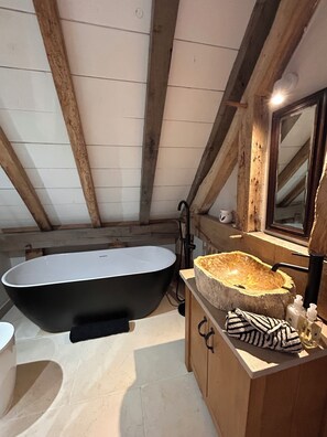 Shower, hair dryer, towels, soap - Luxury historic barn near Ludlow (Oldwood)