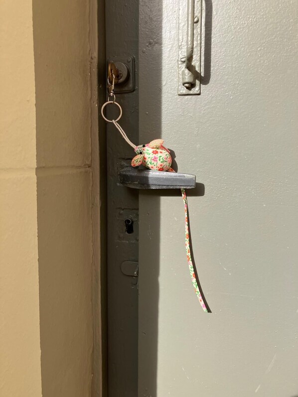 A door with a keyhole and a small shelf. - Babycasa 2 steps from the beach! (Villerville)