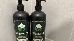 Deux bouteilles de gel douche et de shampoing StayMint.