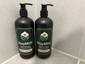 Dos botellas de StayMint de gel de baño y champú.
