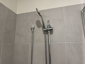 Shower, hair dryer, towels - Cozy Family Escape for 8 | New Build Menangle Park (Menangle Park)