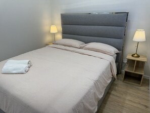2 bedrooms, desk, iron/ironing board, WiFi - Cozy Family Escape for 8 | New Build Menangle Park (Menangle Park)